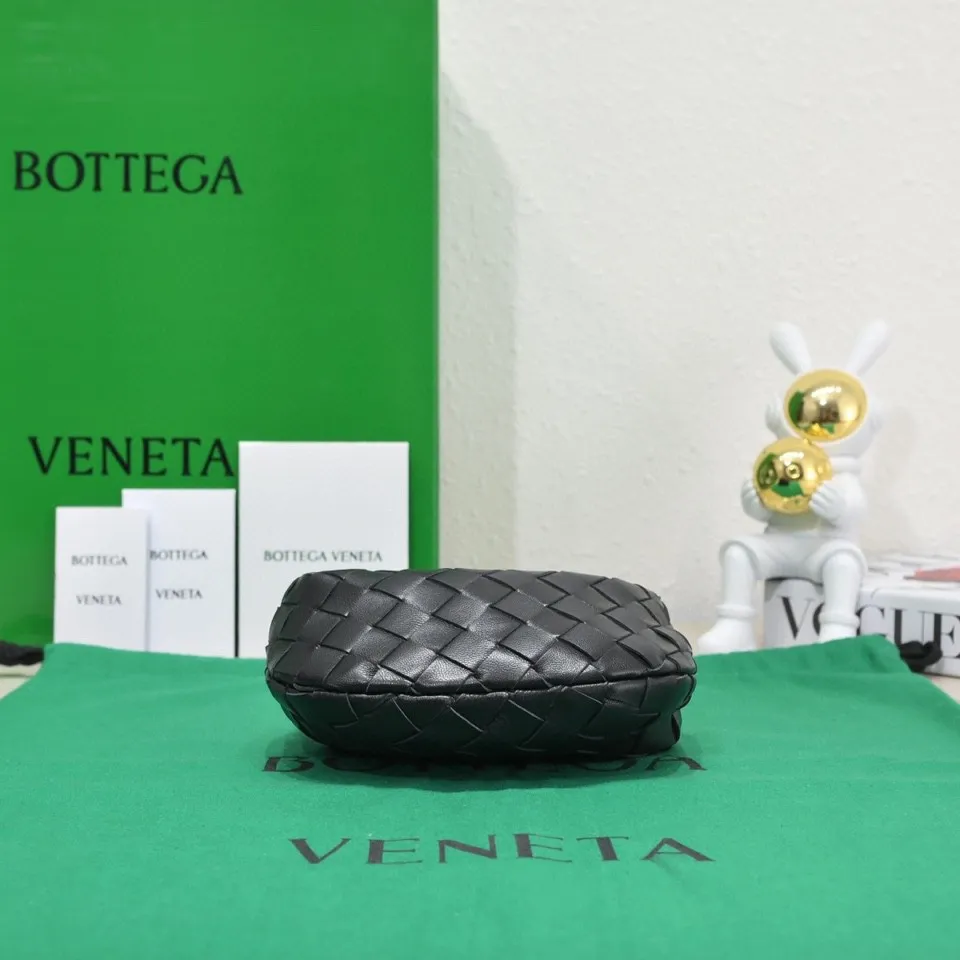 Batch 1080 BV super mini JODIE handbag, dumpling bag, woven knotted bag, simple, fashionable and super cute🍒Every color is high-end. It is a smaller version of the original mini version🤣It can only hold cuteness🍓🍓The upper body is fashionable and romantic. The fashionable bags created by Daniel Lee are really more and more favored by street experts. Style number: 6699-0# Size: 17*16*6.5